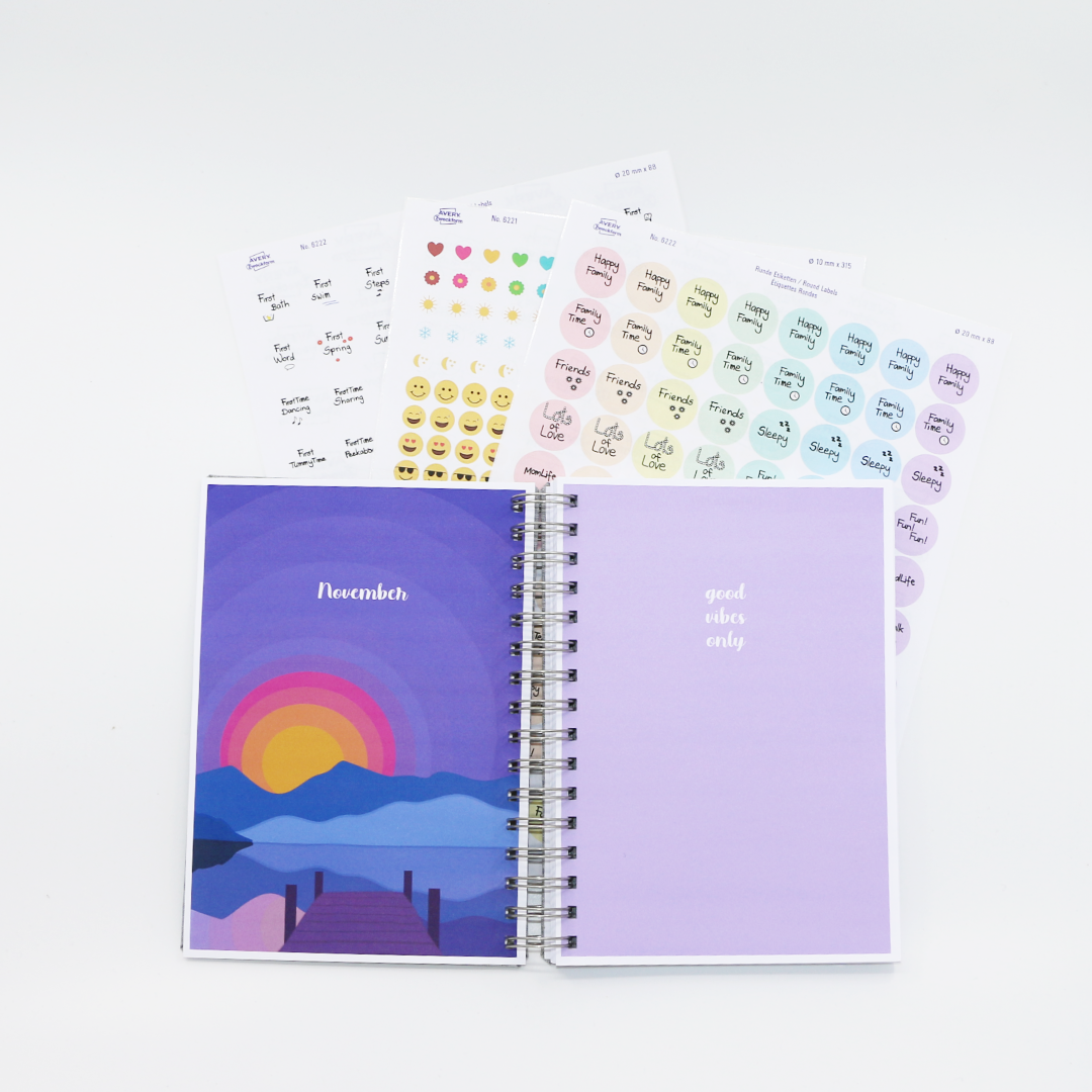 Memorica Fotoalbum mit schönen Landschaften und Sticker-Sets für neugeborene Babys